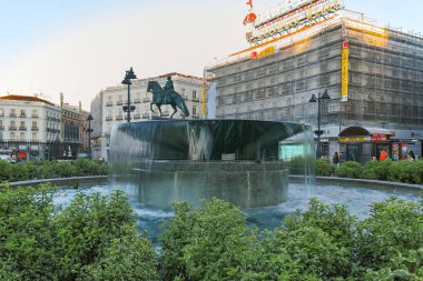 Madrid, İspanya - 22 Ocak 2018: Şaşırtıcı gündoğumu panorama Puerta del Sol Meydanı şehir Madrid, İspanya