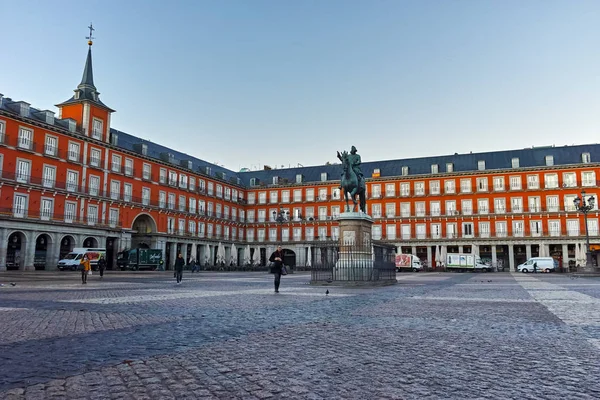 Madrid, İspanya - 22 Ocak 2018: Madrid, İspanya Kralı Philips III heykeli ile Plaza Mayor sabah görmek