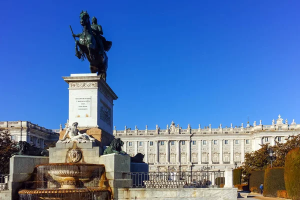 西班牙马德里 2018年1月22日 费利佩伊夫纪念碑和西班牙马德里皇宫的早晨景观 — 图库照片