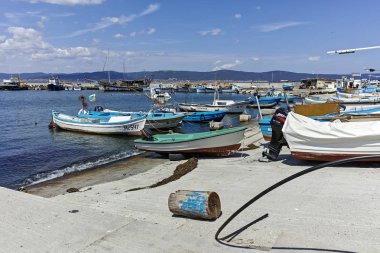 Nessebar, Bulgaristan - 12 Ağustos 2018: Deniz manzarası ile balıkçı teknesi Nessebar bağlantı noktası, Burgaz bölge, Bulgaristan