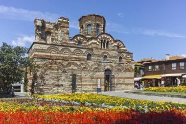 Nessebar, Bulgaristan - 12 Ağustos 2018: Çiçek önünde eski kilise, İsa Pantokrator kasaba, Nessebar, Burgaz bölge, Bulgaristan