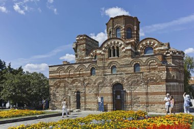 Nessebar, Bulgaristan - 12 Ağustos 2018: Çiçek önünde eski kilise, İsa Pantokrator kasaba, Nessebar, Burgaz bölge, Bulgaristan