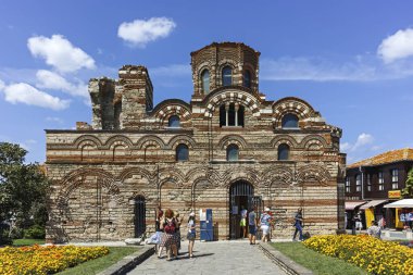 Nessebar, Bulgaristan - 12 Ağustos 2018: Çiçek önünde eski kilise, İsa Pantokrator kasaba, Nessebar, Burgaz bölge, Bulgaristan