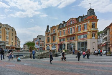 Plovdiv, Bulgaristan - 7 Mayıs 2018: Merkez yayalara Şehir Plovdiv, Bulgaristan, binalar