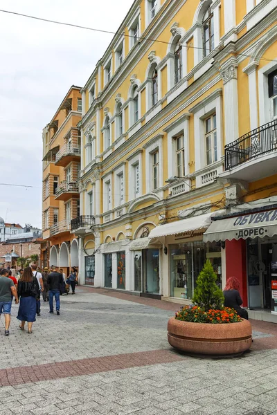 Plovdiv, Bulgaristan - 7 Mayıs 2018: Merkez yayalara Şehir Plovdiv, Bulgaristan, binalar