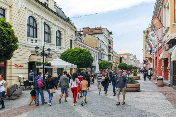 Plovdiv, Bulgaristan - 7 Mayıs 2018: Merkez yayalara Şehir Plovdiv, Bulgaristan, binalar