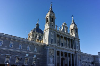 Madrid, İspanya - 22 Ocak 2018: Almudena Katedrali Madrid şehir, İspanya'nın görünümü