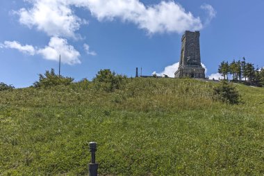 Shipka, Bulgaristan - 6 Temmuz 2018: Anıt özgürlük Shipka ve Balkan dağlarına, Stara Zagora bölge, Bulgaristan