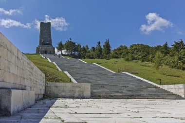 Shipka, Bulgaristan - 6 Temmuz 2018: Anıt özgürlük Shipka ve Balkan dağlarına, Stara Zagora bölge, Bulgaristan