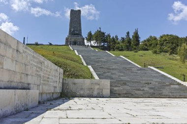 Shipka, Bulgaristan - 6 Temmuz 2018: Anıt özgürlük Shipka ve Balkan dağlarına, Stara Zagora bölge, Bulgaristan