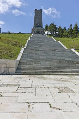 Shipka, Bulgaristan - 6 Temmuz 2018: Anıt özgürlük Shipka ve Balkan dağlarına, Stara Zagora bölge, Bulgaristan