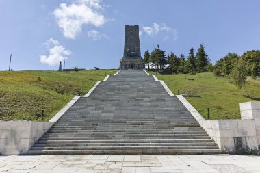 Shipka, Bulgaristan - 6 Temmuz 2018: Anıt özgürlük Shipka ve Balkan dağlarına, Stara Zagora bölge, Bulgaristan