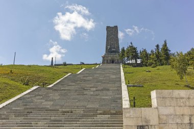 Shipka, Bulgaristan - 6 Temmuz 2018: Anıt özgürlük Shipka ve Balkan dağlarına, Stara Zagora bölge, Bulgaristan