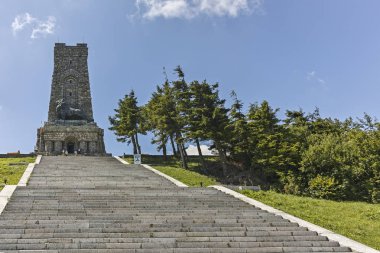Shipka, Bulgaristan - 6 Temmuz 2018: Anıt özgürlük Shipka ve Balkan dağlarına, Stara Zagora bölge, Bulgaristan
