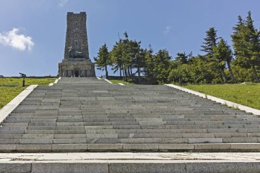 Shipka, Bulgaristan - 6 Temmuz 2018: Anıt özgürlük Shipka ve Balkan dağlarına, Stara Zagora bölge, Bulgaristan