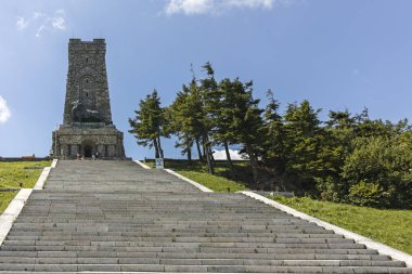 Shipka, Bulgaristan - 6 Temmuz 2018: Anıt özgürlük Shipka ve Balkan dağlarına, Stara Zagora bölge, Bulgaristan