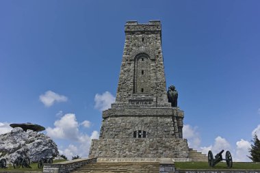 Shipka, Bulgaristan - 6 Temmuz 2018: Anıt özgürlük Shipka ve Balkan dağlarına, Stara Zagora bölge, Bulgaristan