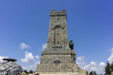 Shipka, Bulgaristan - 6 Temmuz 2018: Anıt özgürlük Shipka ve Balkan dağlarına, Stara Zagora bölge, Bulgaristan