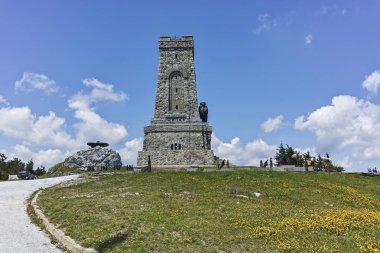 Shipka, Bulgaristan - 6 Temmuz 2018: Anıt özgürlük Shipka ve Balkan dağlarına, Stara Zagora bölge, Bulgaristan