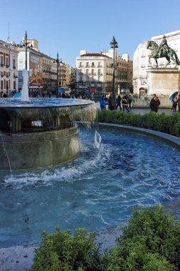 Madrid, İspanya - 22 Ocak 2018: Panoramik Puerta del Sol Meydanı şehir Madrid, İspanya