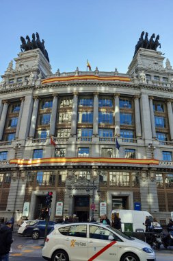 Madrid, İspanya - 22 Ocak 2018: Bina ile bir savaş arabası Alcala cadde şehir Madrid, İspanya'nın heykel