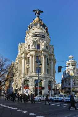Madrid, İspanya - 22 Ocak 2018: Gran Via ve Metropolis bina şehir Madrid, İspanya