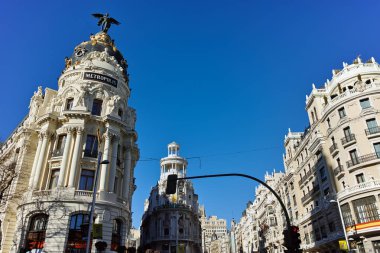Madrid, İspanya - 22 Ocak 2018: Gran Via ve Metropolis bina şehir Madrid, İspanya