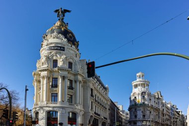 Madrid, İspanya - 22 Ocak 2018: Gran Via ve Metropolis bina şehir Madrid, İspanya