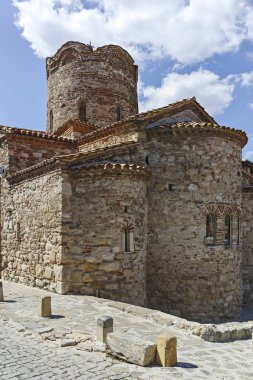 Nessebar, Bulgaristan - 12 Ağustos 2018: çiçek bahçesi önünde eski kilise, İsa Pantokrator Nessebar kasaba, Burgaz bölge, Bulgaristan