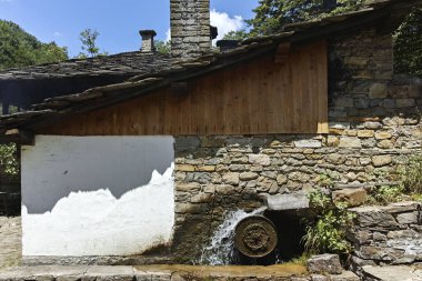 EDDR, Gabrovo, Bulgaristan - 6 Temmuz 2018: Mimari etnografik kompleksi EDDR (Etara) yakınındaki şehir Gabrovo, Bulgaristan