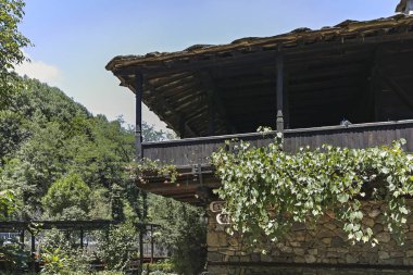 EDDR, Gabrovo, Bulgaristan - 6 Temmuz 2018: Mimari etnografik kompleksi EDDR (Etara) yakınındaki şehir Gabrovo, Bulgaristan