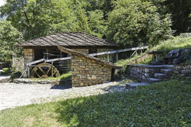 EDDR, Gabrovo, Bulgaristan - 6 Temmuz 2018: Mimari etnografik kompleksi EDDR (Etara) yakınındaki şehir Gabrovo, Bulgaristan