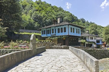 EDDR, Gabrovo, Bulgaristan - 6 Temmuz 2018: Mimari etnografik kompleksi EDDR (Etara) yakınındaki şehir Gabrovo, Bulgaristan