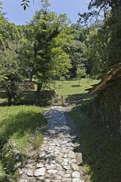 EDDR, Gabrovo, Bulgaristan - 6 Temmuz 2018: Mimari etnografik kompleksi EDDR (Etara) yakınındaki şehir Gabrovo, Bulgaristan