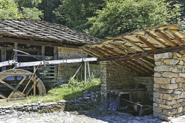 EDDR, Gabrovo, Bulgaristan - 6 Temmuz 2018: Mimari etnografik kompleksi EDDR (Etara) yakınındaki şehir Gabrovo, Bulgaristan