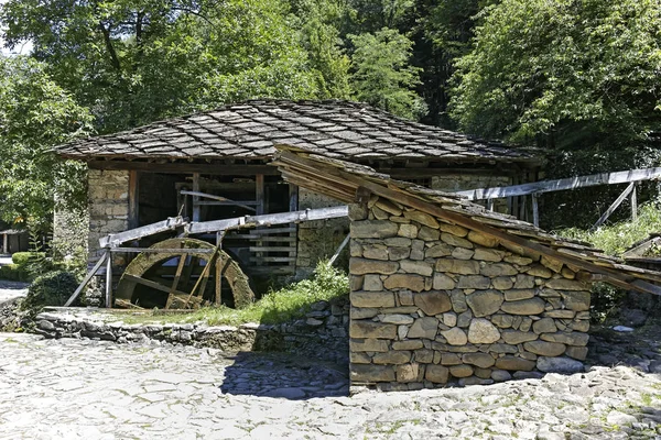 EDDR, Gabrovo, Bulgaristan - 6 Temmuz 2018: Mimari etnografik kompleksi EDDR (Etara) yakınındaki şehir Gabrovo, Bulgaristan