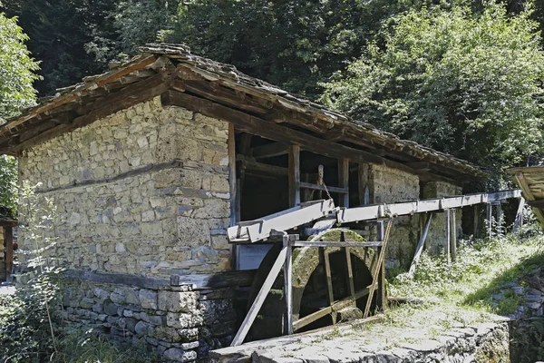 EDDR, Gabrovo, Bulgaristan - 6 Temmuz 2018: Mimari etnografik kompleksi EDDR (Etara) yakınındaki şehir Gabrovo, Bulgaristan