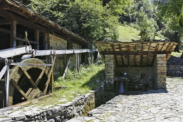 EDDR, Gabrovo, Bulgaristan - 6 Temmuz 2018: Mimari etnografik kompleksi EDDR (Etara) yakınındaki şehir Gabrovo, Bulgaristan