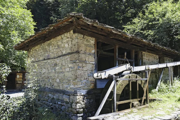 EDDR, Gabrovo, Bulgaristan - 6 Temmuz 2018: Mimari etnografik kompleksi EDDR (Etara) yakınındaki şehir Gabrovo, Bulgaristan