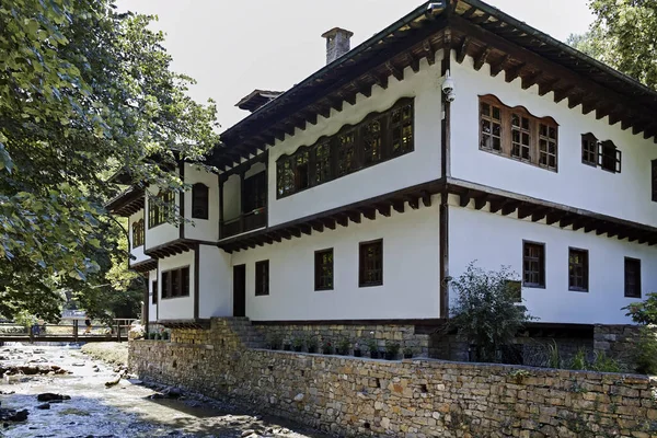 EDDR, Gabrovo, Bulgaristan - 6 Temmuz 2018: Mimari etnografik kompleksi EDDR (Etara) yakınındaki şehir Gabrovo, Bulgaristan