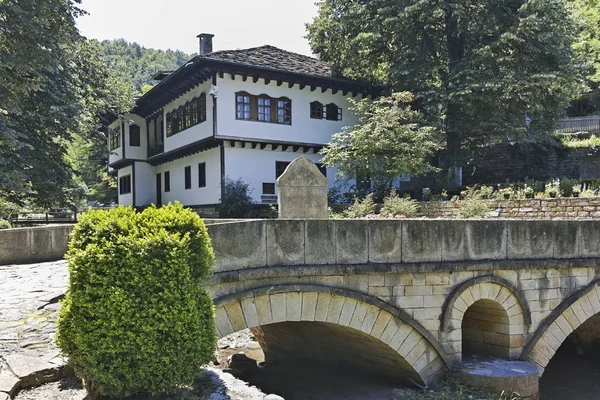 EDDR, Gabrovo, Bulgaristan - 6 Temmuz 2018: Mimari etnografik kompleksi EDDR (Etara) yakınındaki şehir Gabrovo, Bulgaristan