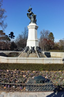 Madrid, İspanya - 22 Ocak 2018: Çeşme düşmüş melek Retiro Park City, Madrid, İspanya