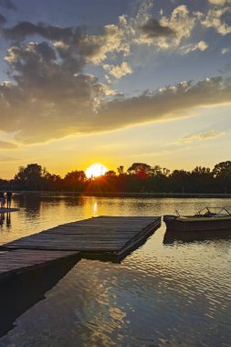 Bulgaristan 'ın Filibe kentinde kürek çekme yerinin gün batımı manzarası