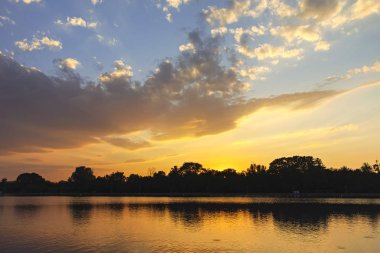 Bulgaristan 'ın Filibe kentinde kürek çekme yerinin gün batımı manzarası