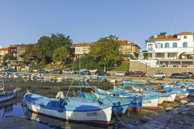 Sozopol, Bulgaristan - 9 Ağustos 2018: Süzebolu bağlantı noktası, Burgaz bölge, Bulgaristan teknesi gün batımı görünümü