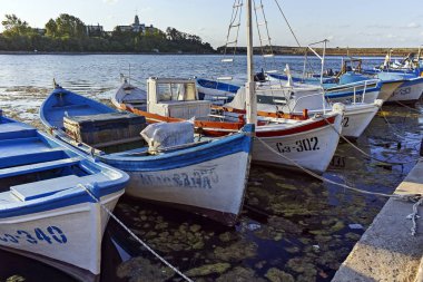 Sozopol, Bulgaristan - 9 Ağustos 2018: Süzebolu bağlantı noktası, Burgaz bölge, Bulgaristan teknesi gün batımı görünümü
