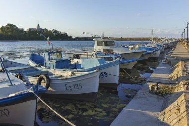 Sozopol, Bulgaristan - 9 Ağustos 2018: Süzebolu bağlantı noktası, Burgaz bölge, Bulgaristan teknesi gün batımı görünümü