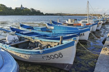 Sozopol, Bulgaristan - 9 Ağustos 2018: Süzebolu bağlantı noktası, Burgaz bölge, Bulgaristan teknesi gün batımı görünümü