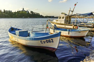 Sozopol, Bulgaristan - 9 Ağustos 2018: Süzebolu bağlantı noktası, Burgaz bölge, Bulgaristan teknesi gün batımı görünümü