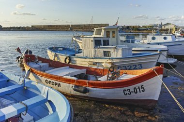 Sozopol, Bulgaristan - 9 Ağustos 2018: Süzebolu bağlantı noktası, Burgaz bölge, Bulgaristan teknesi gün batımı görünümü